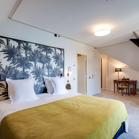 Le Palace De Menthon Экстерьер фото A room at the hotel