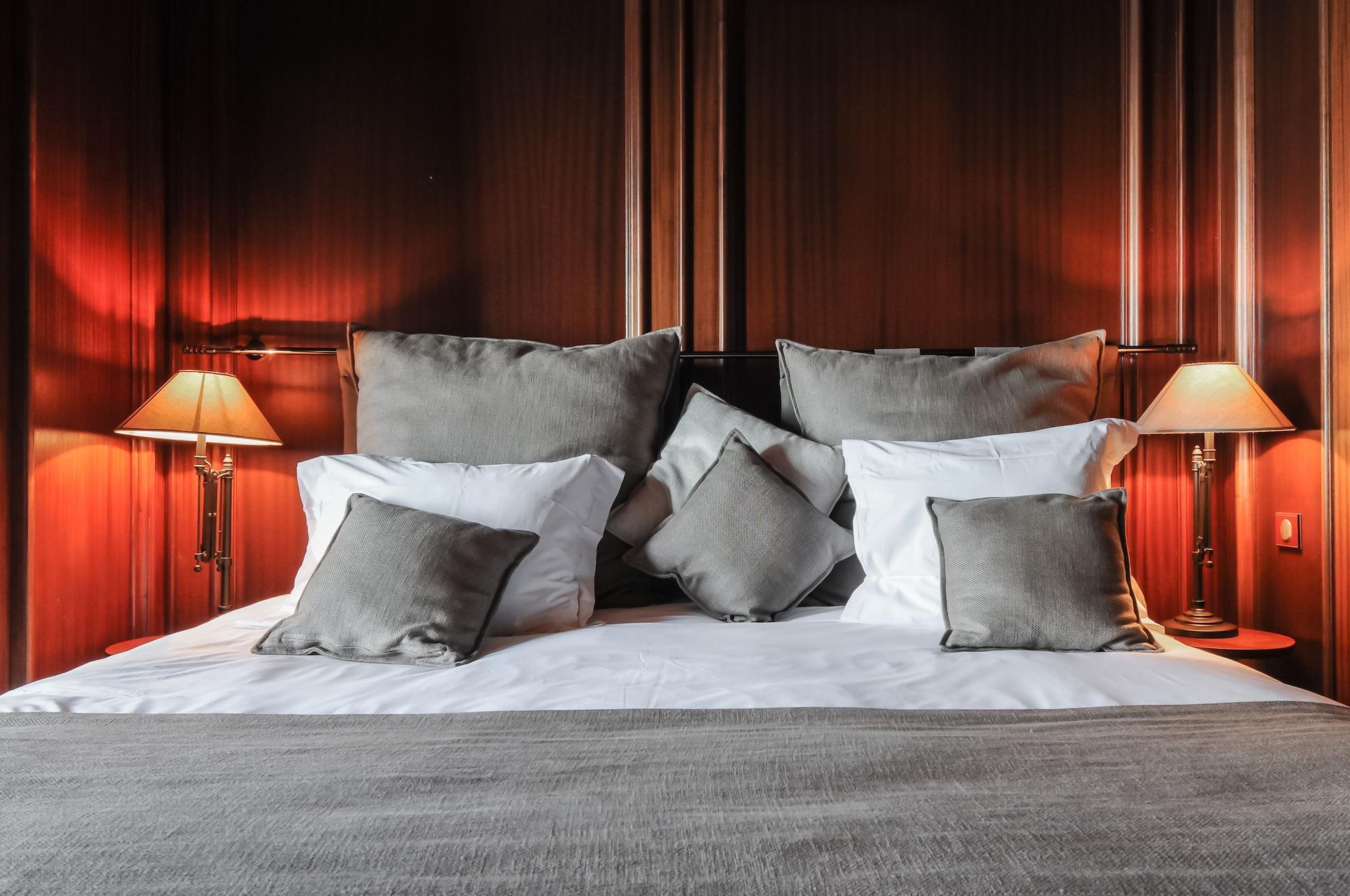 Le Palace De Menthon Экстерьер фото A bed with cushions