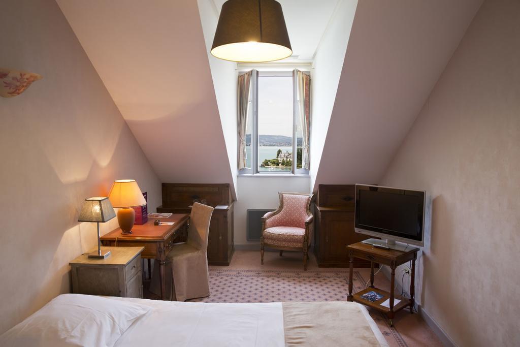 Le Palace De Menthon Экстерьер фото A room at the hotel