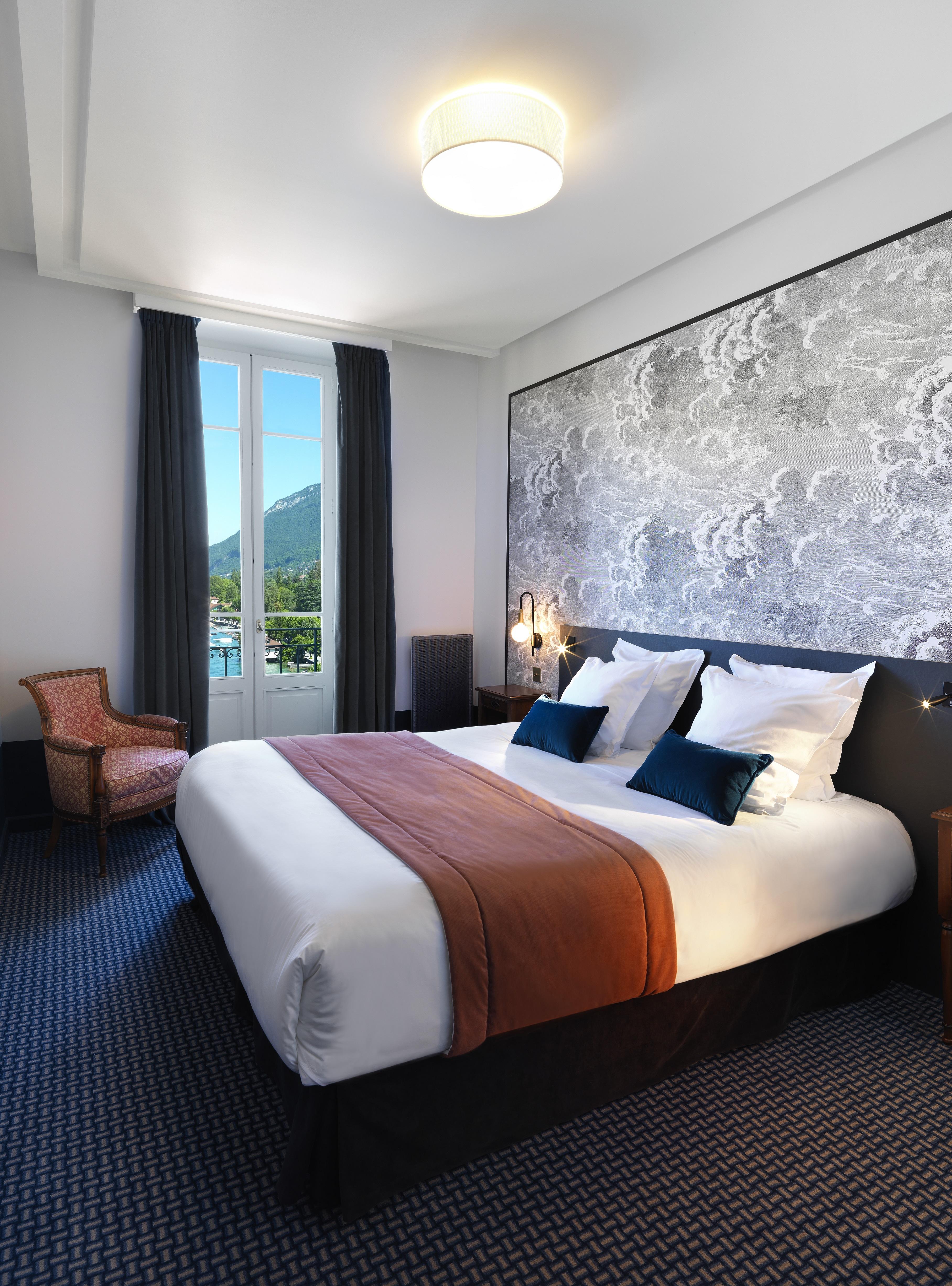 Le Palace De Menthon Экстерьер фото A room at the hotel