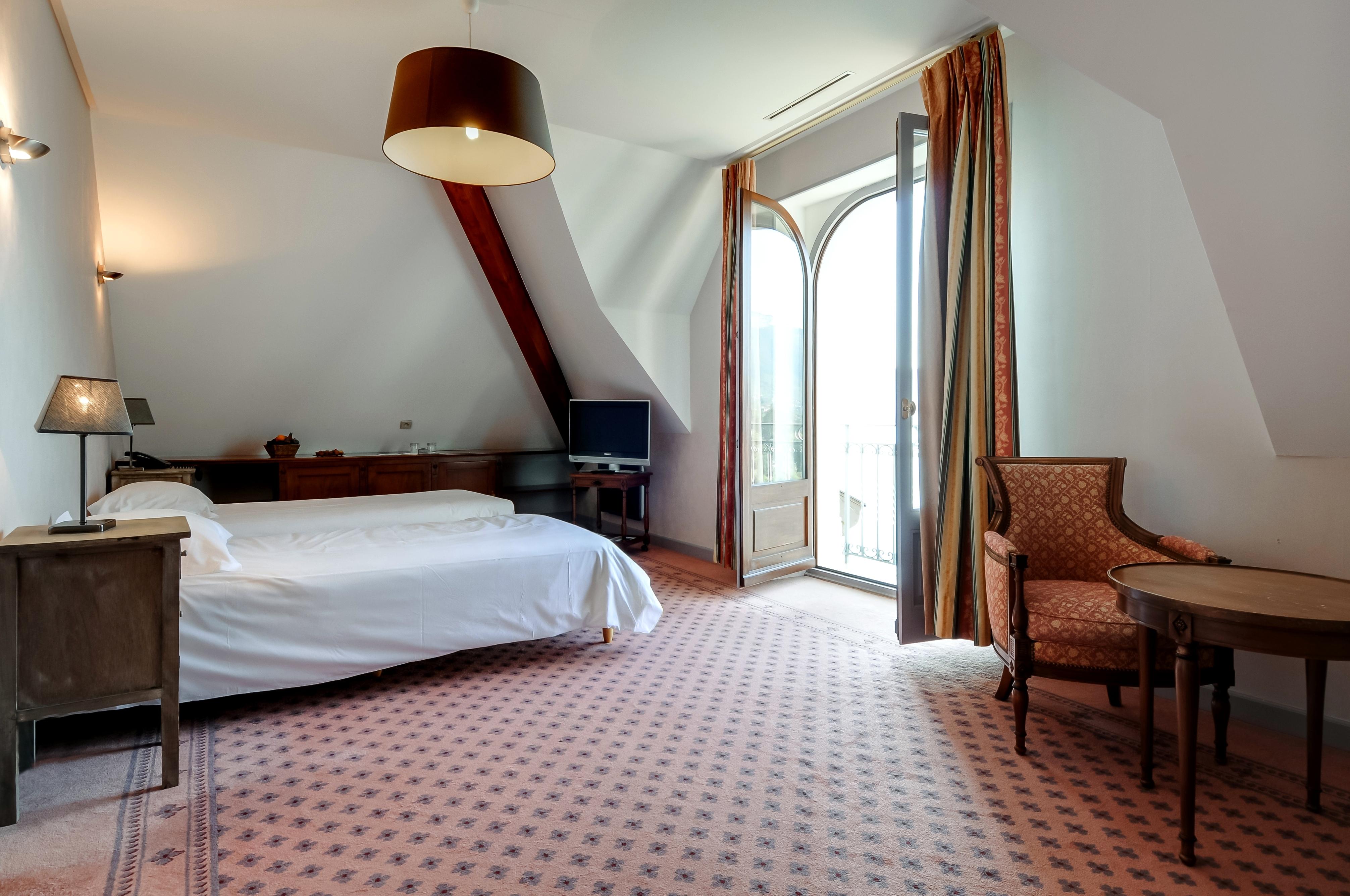Le Palace De Menthon Экстерьер фото A room at the hotel