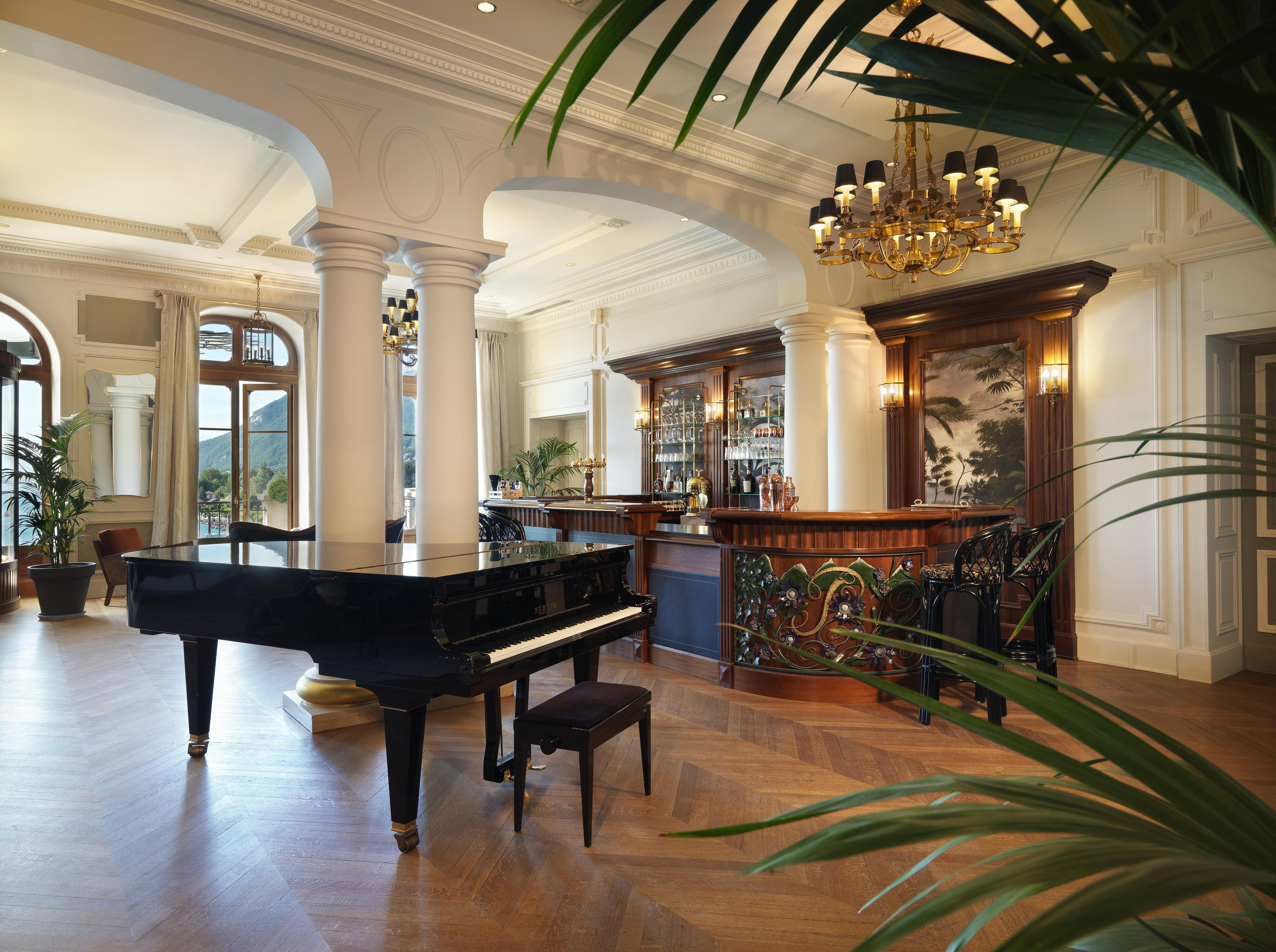Le Palace De Menthon Экстерьер фото The lobby of the hotel