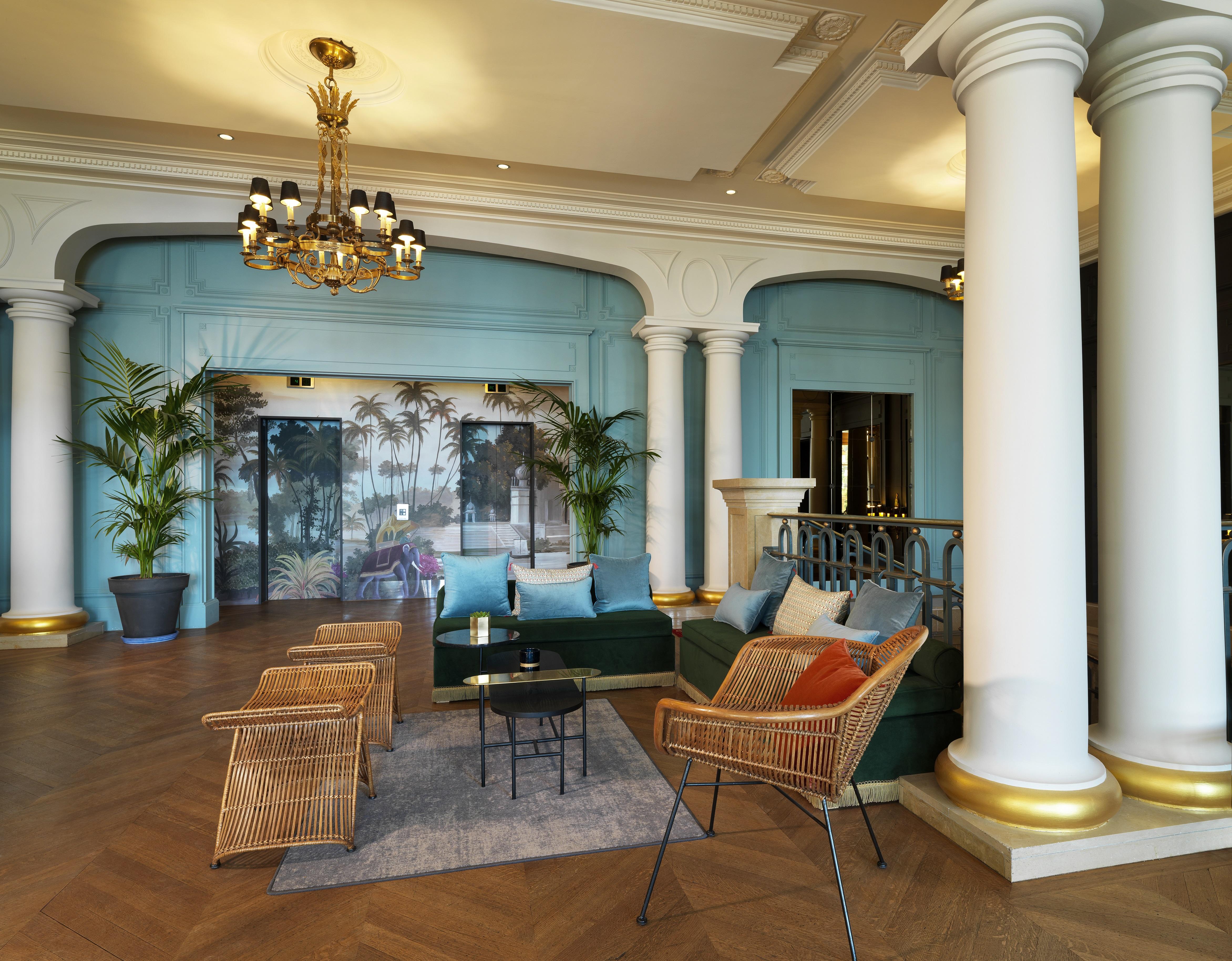 Le Palace De Menthon Экстерьер фото The lobby of the hotel