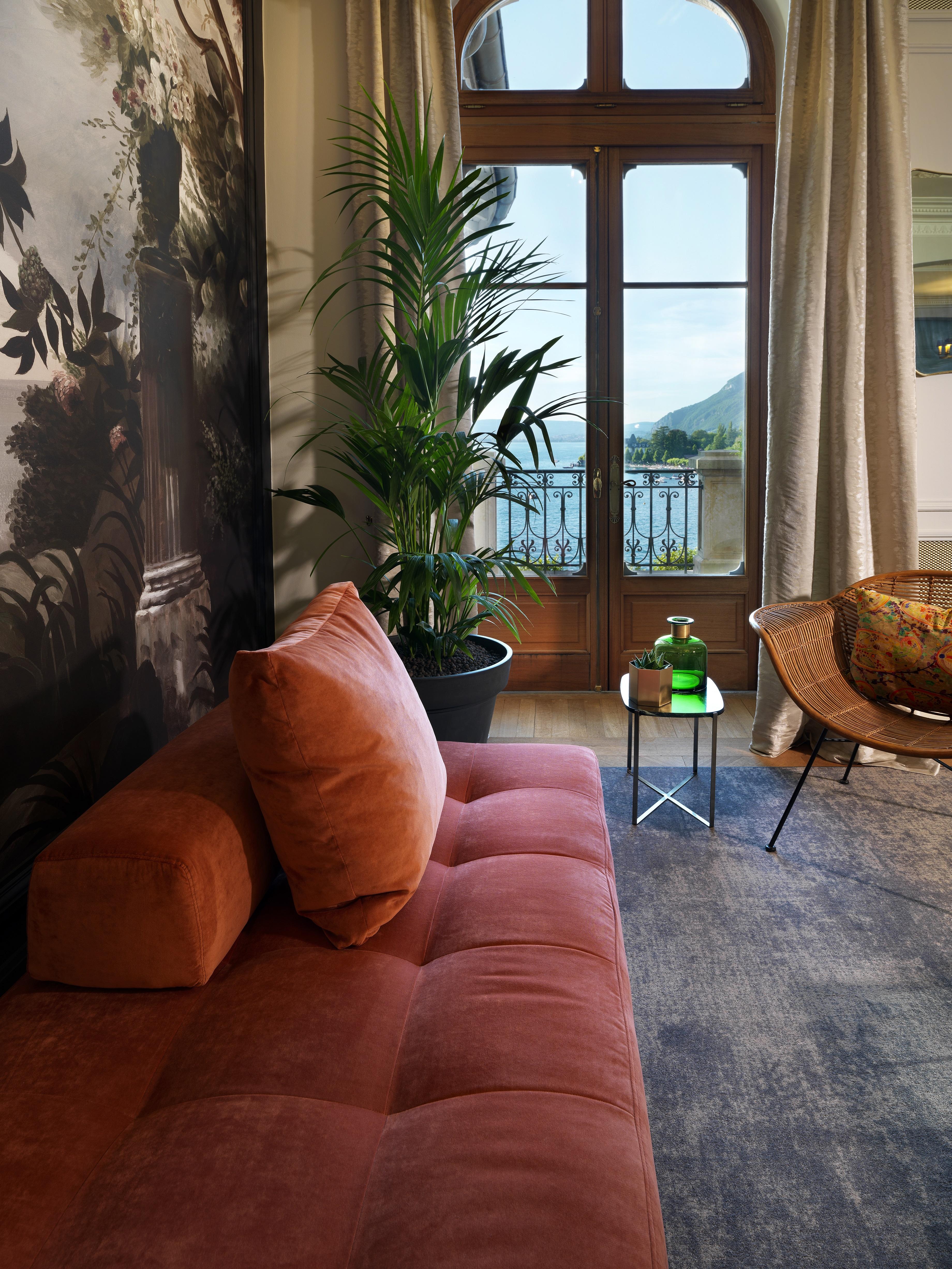 Le Palace De Menthon Экстерьер фото A living room with a view of the sea