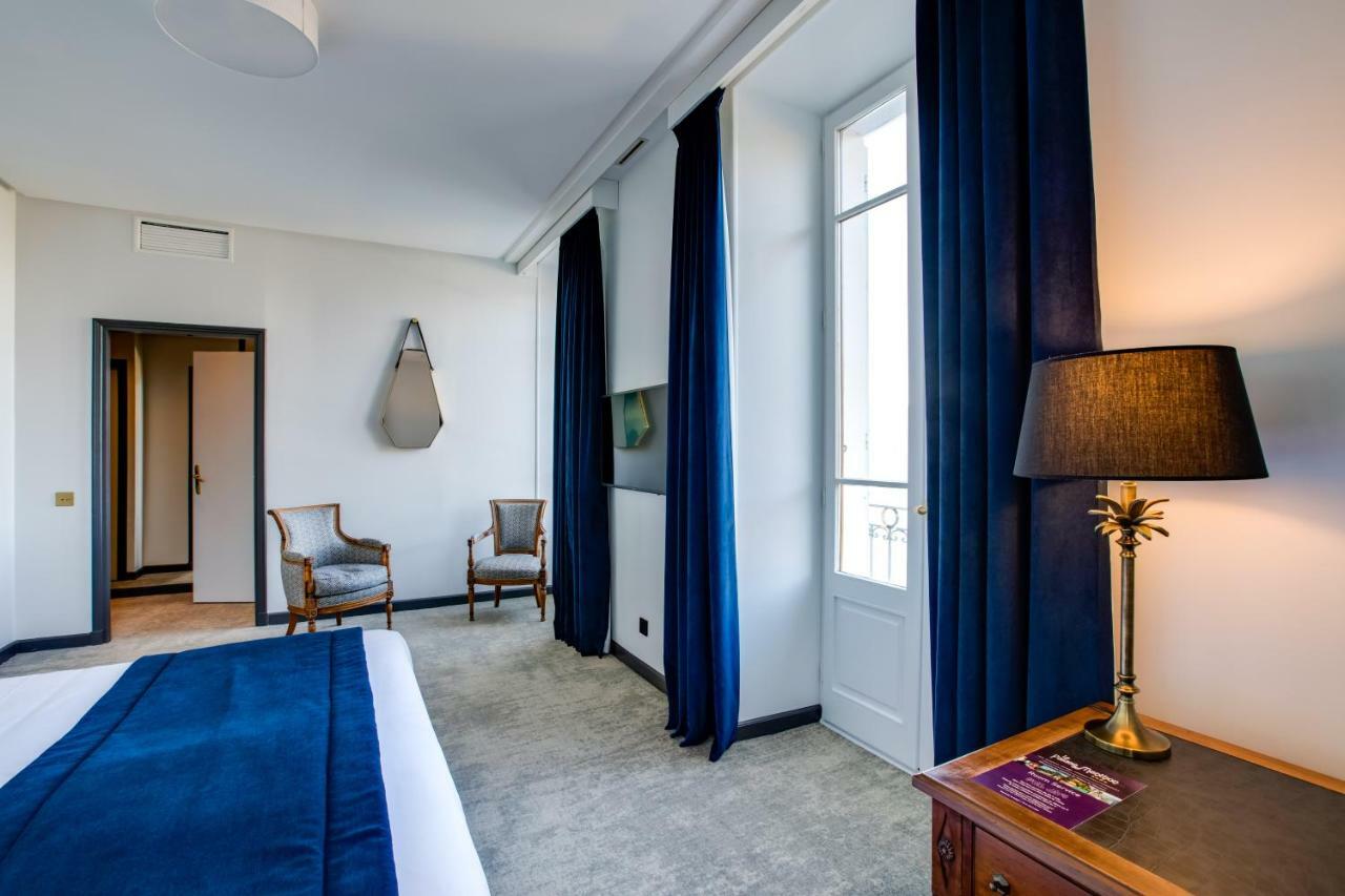 Le Palace De Menthon Экстерьер фото A room at the hotel
